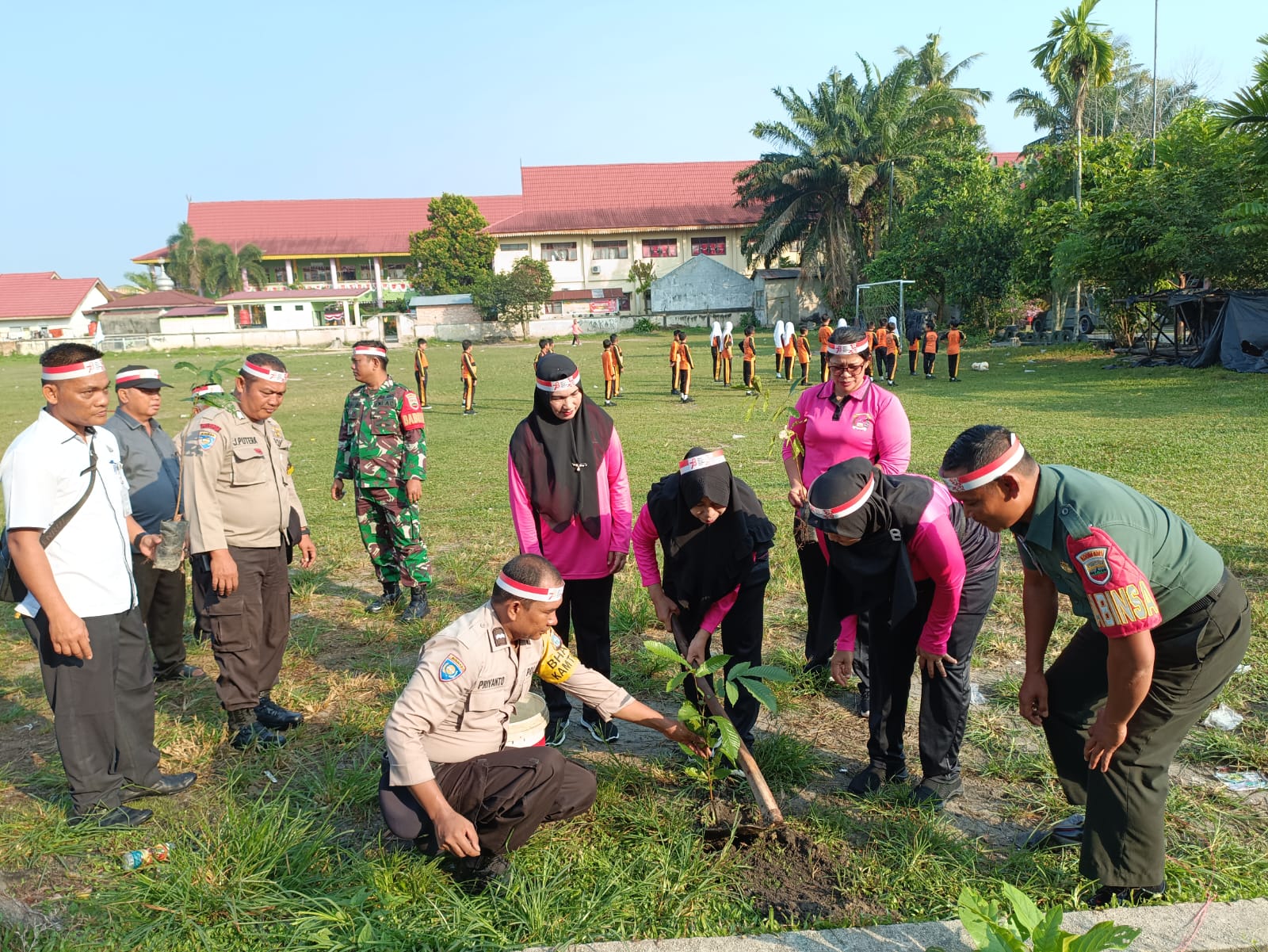 Peringati HUT RI ke-78 Kapolsek Bukit Raya Bersama Forkopimcam Bukit Raya Lakukan Penanaman Pohon Serentak. 