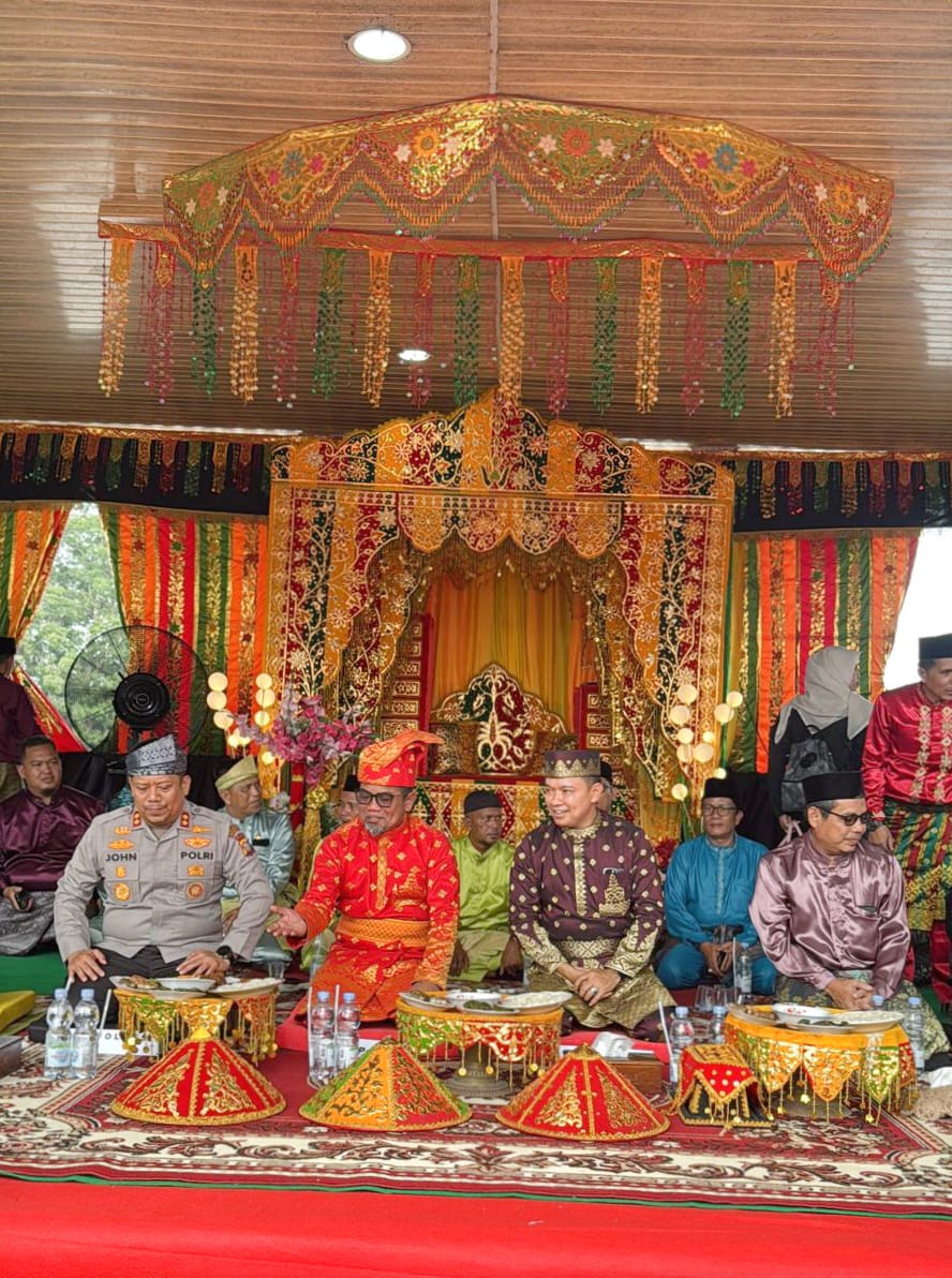 Bupati Zukri dan Wabup Husni Hadiri Festival Adat Togak Tonggol dan Mandi Balimau Kasai di Langgam