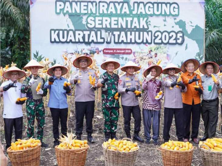 Bupati Kampar Dampingi Kapolda Riau Panen Jagung Serentak Kuartal IV Tahun 2025 Guna Perkuat Swasembada Pangan.