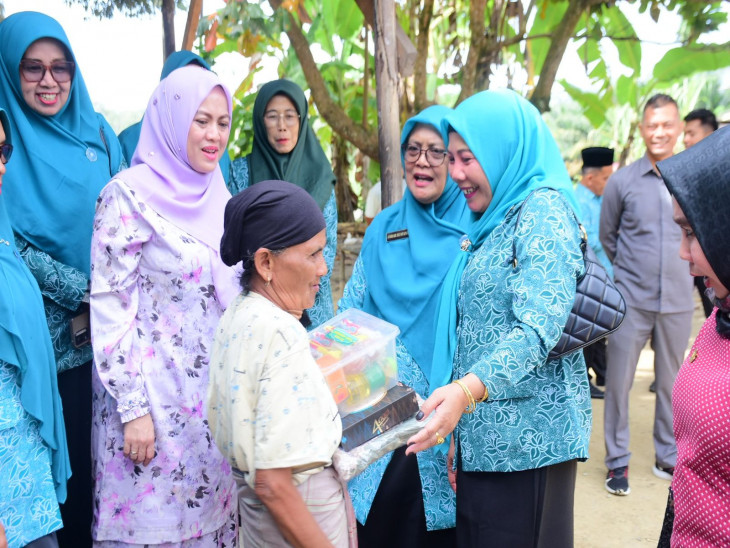 TP PKK Kampar Tuntaskan Hari Ketiga Gerakan Pangan Murah, Ketua TP PKK Turun Langsung Berbagi untuk Lansia di Pasir Sialang