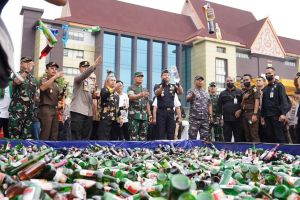 Sebanyak 30.000 Botol Miras,73 Kg Ganja, dan 1.086 Knalpot Bronk di Musnahkan Gubri dan Forkopimda