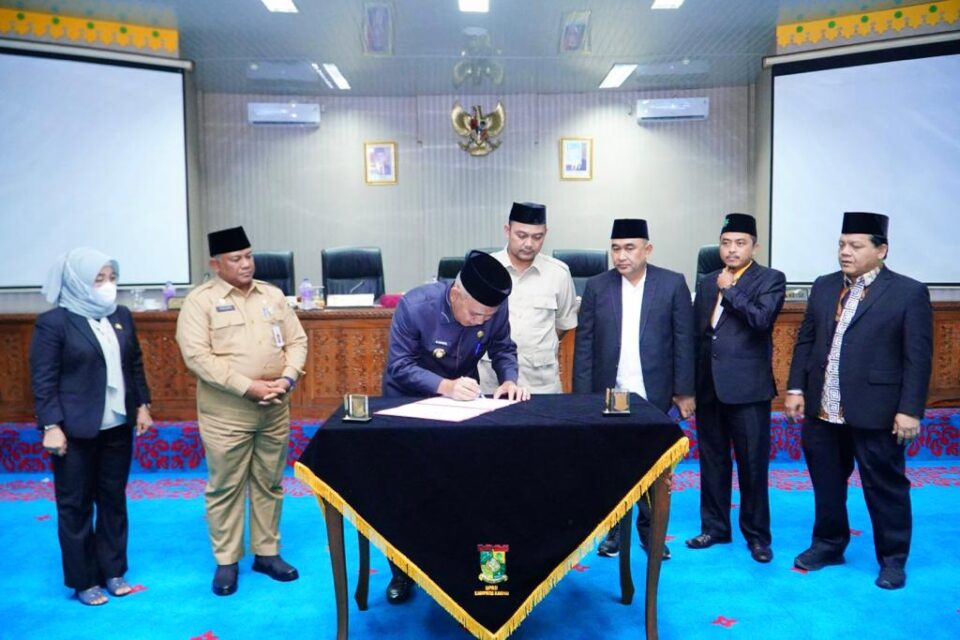 Pj Bupati Kampar Sampaikan Jawaban Pemerintah terhadap Laporan Banggar APBD 2023 dan Pengesahan Dua Ranperda.