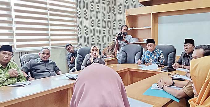 Komisi II Lakukan Rapat Dengar Pendapat Dengan Dinas PPKBP3A