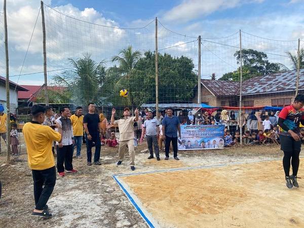 Open Turnamen Voli Se-Kabupaten Kampar Dibuka  Ketua DPRD Kabupaten Kampar Muhammad Faisal